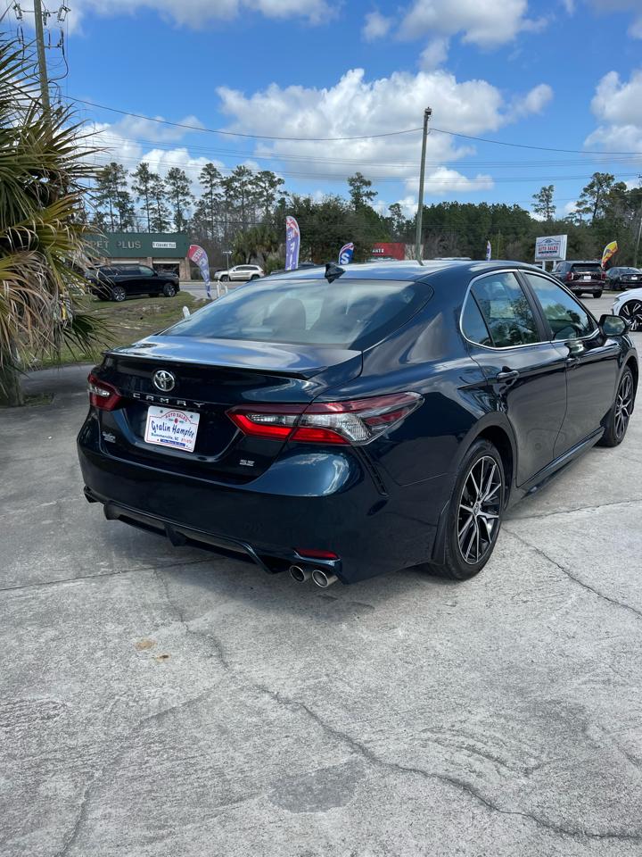 Toyota Camry SE 2021