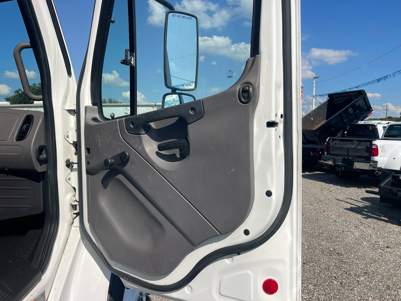 Freightliner M2-106  2017