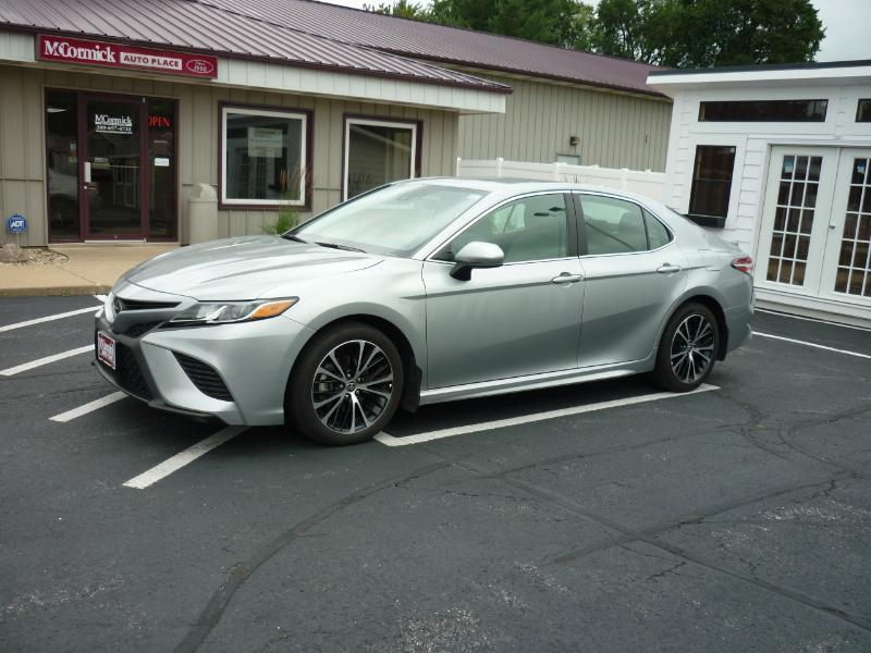 2020 Toyota Camry SE - Photo 3