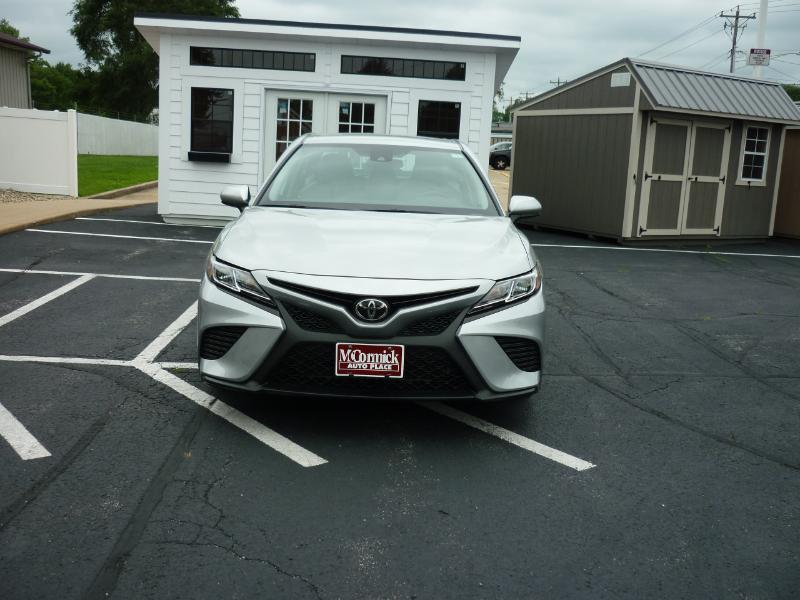 2020 Toyota Camry SE - Photo 4