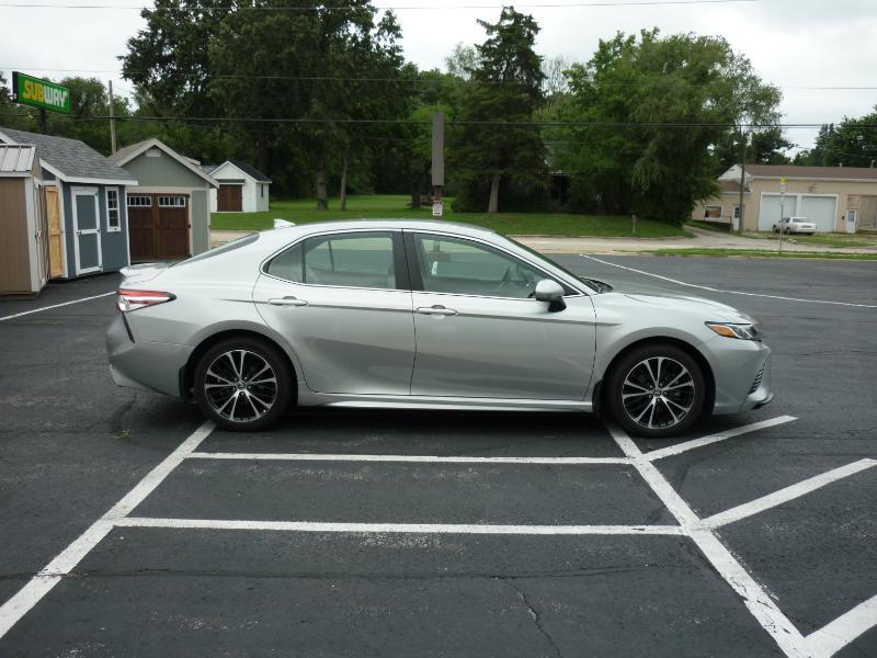 2020 Toyota Camry SE - Photo 7