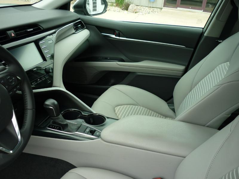 2020 Toyota Camry SE - Photo 11