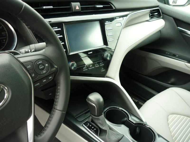 2020 Toyota Camry SE - Photo 13