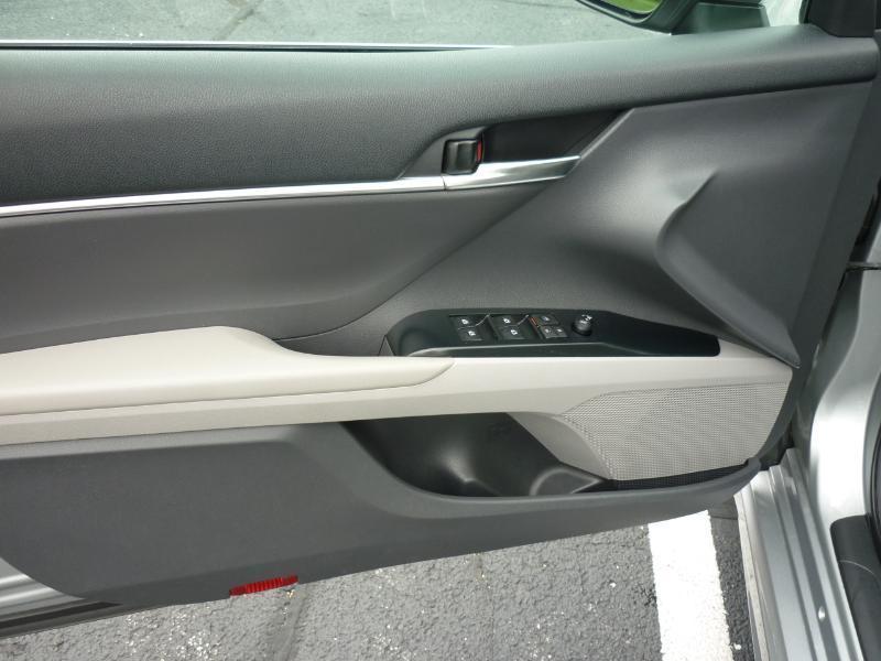 2020 Toyota Camry SE - Photo 15