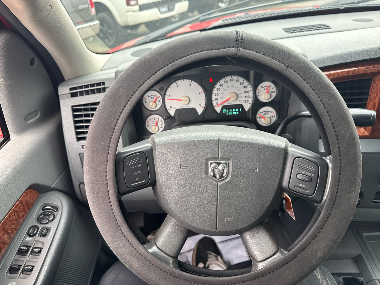 Dodge Ram 2500 4dr Quad Cab 140.5 4WD SLT 2006