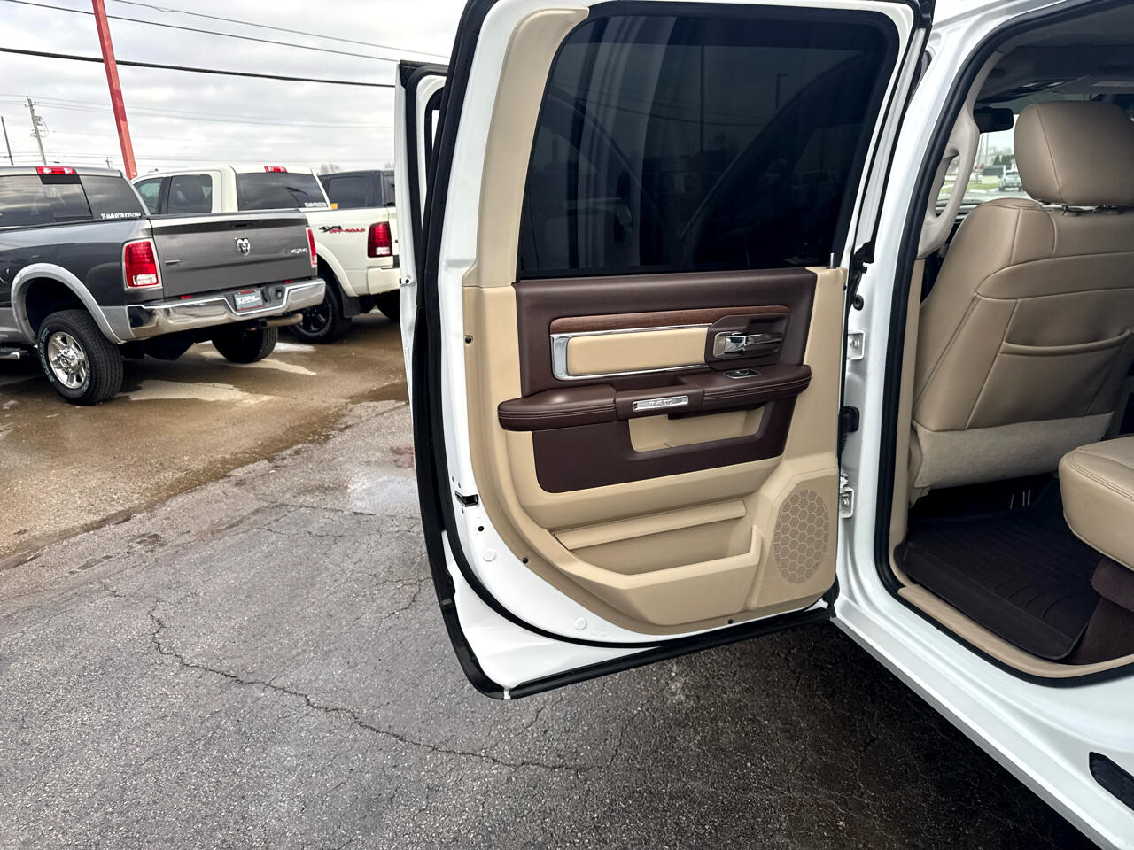 RAM 1500 4WD Crew Cab 140.5" Laramie 2014