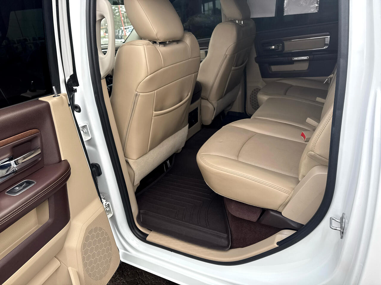 RAM 1500 4WD Crew Cab 140.5" Laramie 2014