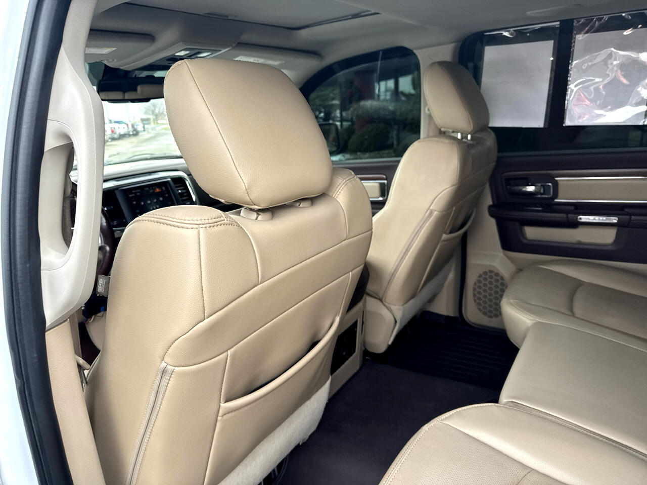 RAM 1500 4WD Crew Cab 140.5" Laramie 2014