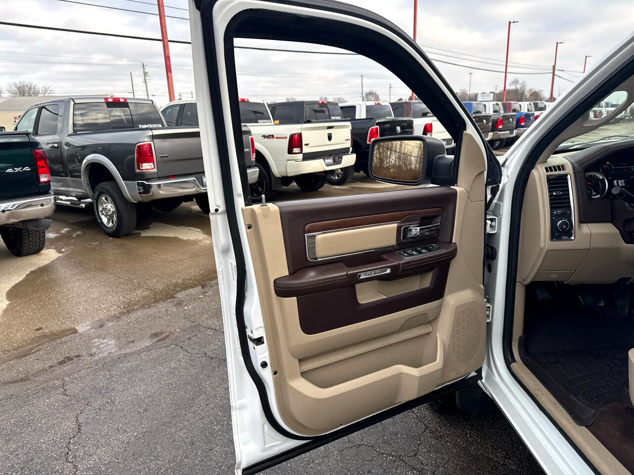 RAM 1500 4WD Crew Cab 140.5" Laramie 2014