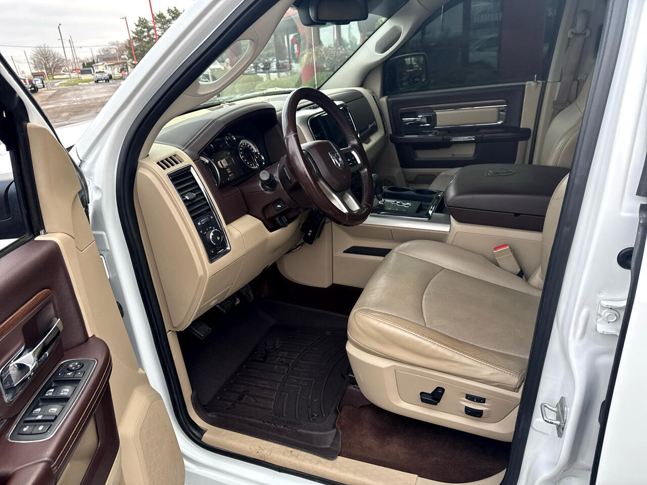 RAM 1500 4WD Crew Cab 140.5" Laramie 2014