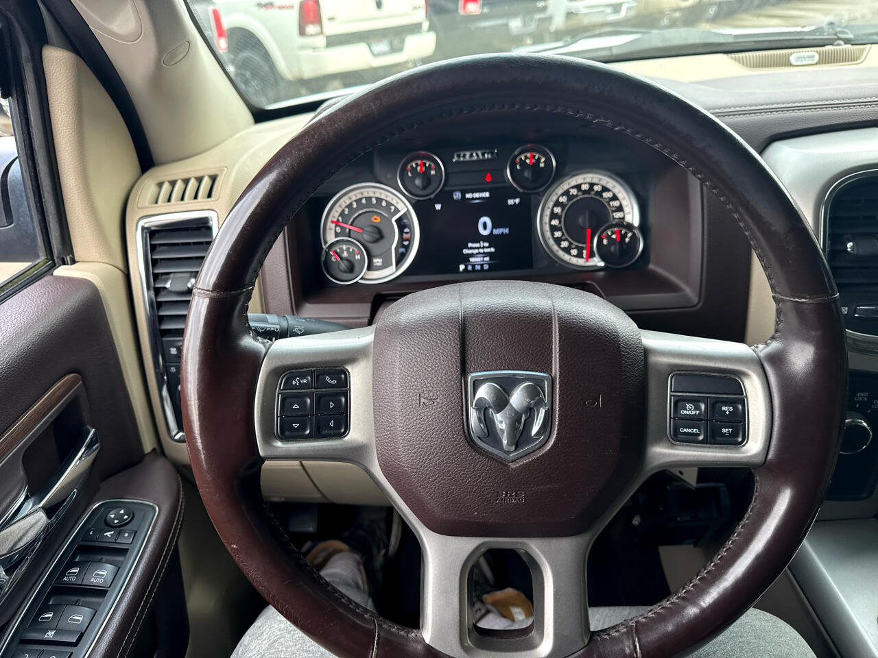 RAM 1500 4WD Crew Cab 140.5" Laramie 2014