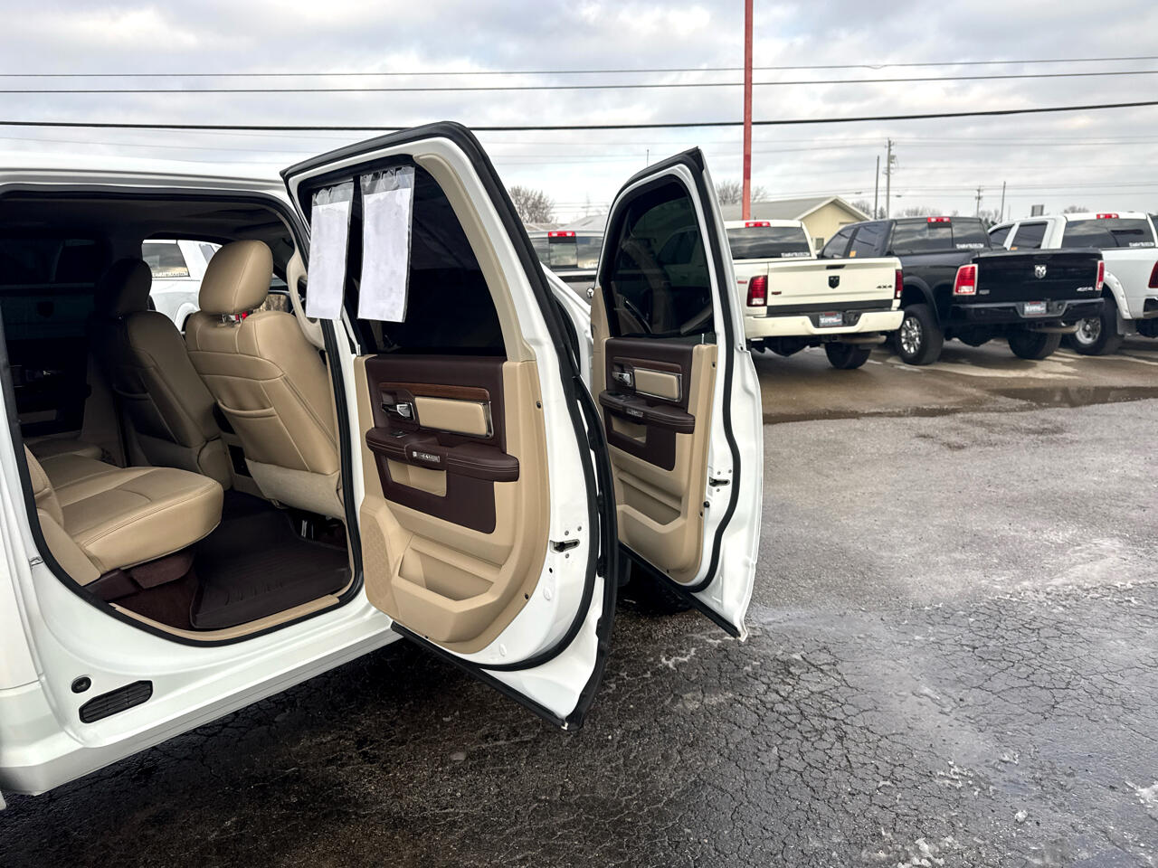 RAM 1500 4WD Crew Cab 140.5" Laramie 2014