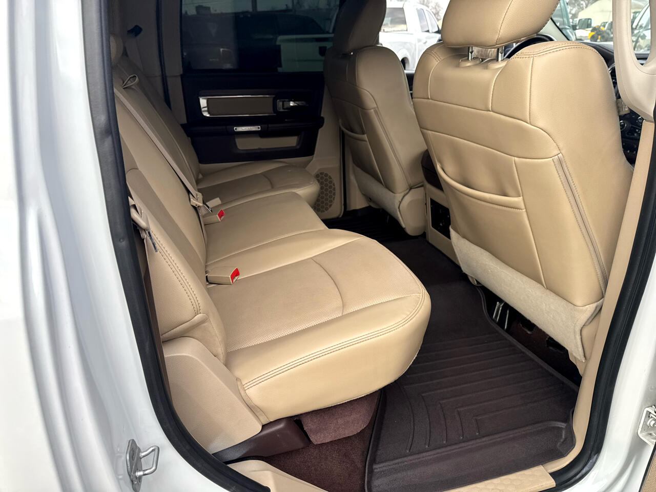 RAM 1500 4WD Crew Cab 140.5" Laramie 2014