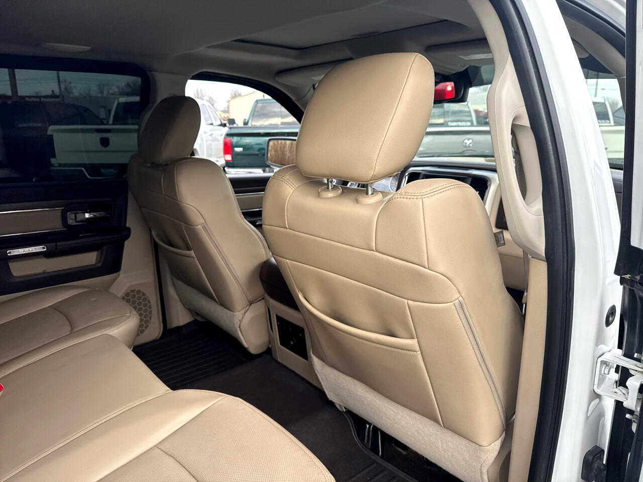 RAM 1500 4WD Crew Cab 140.5" Laramie 2014