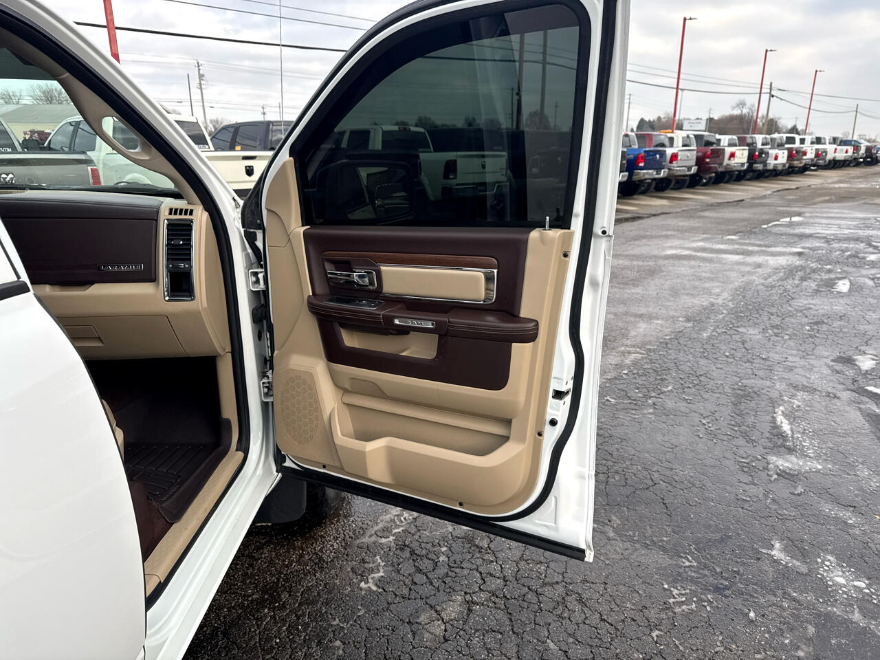 RAM 1500 4WD Crew Cab 140.5" Laramie 2014