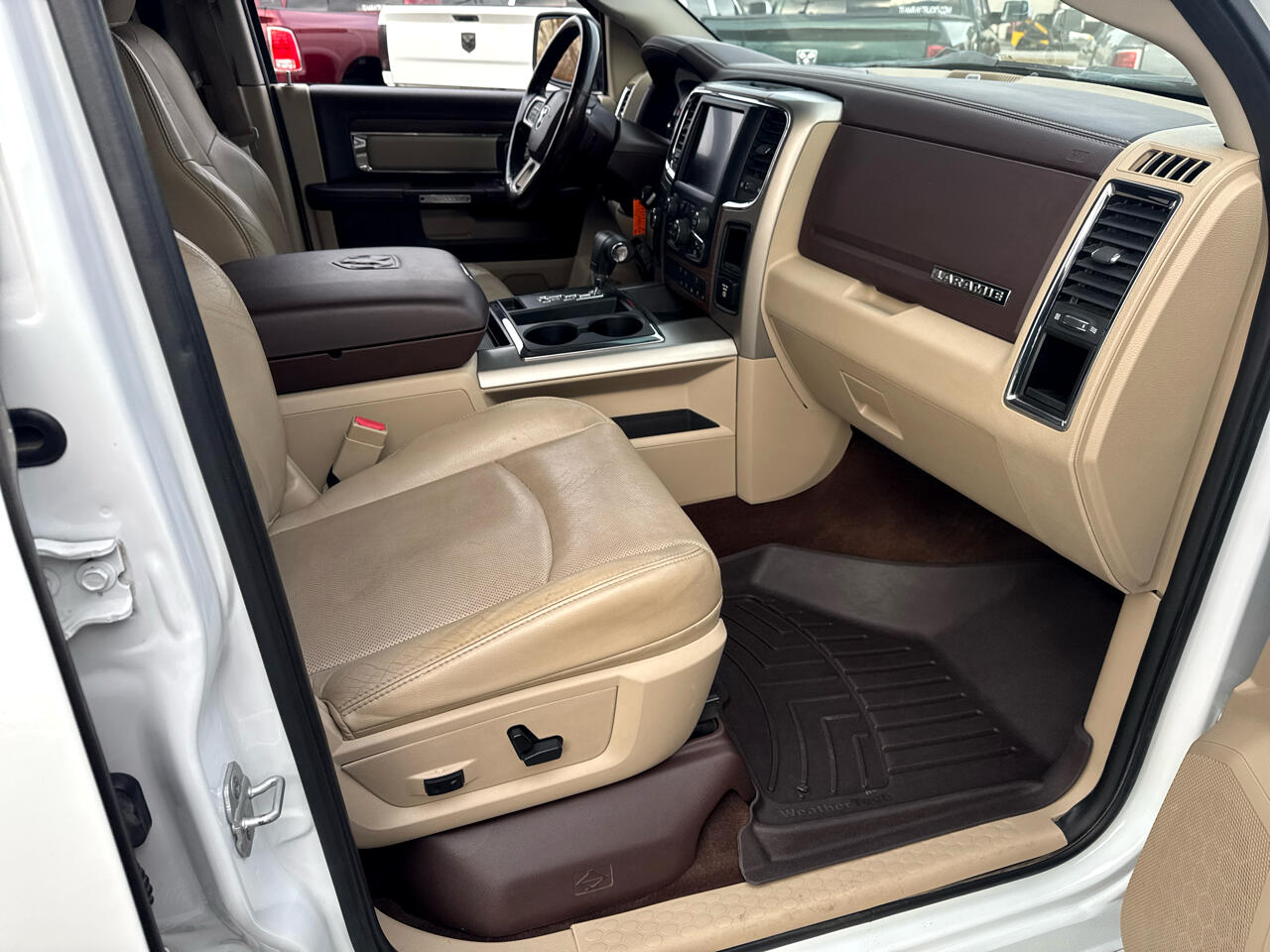 RAM 1500 4WD Crew Cab 140.5" Laramie 2014