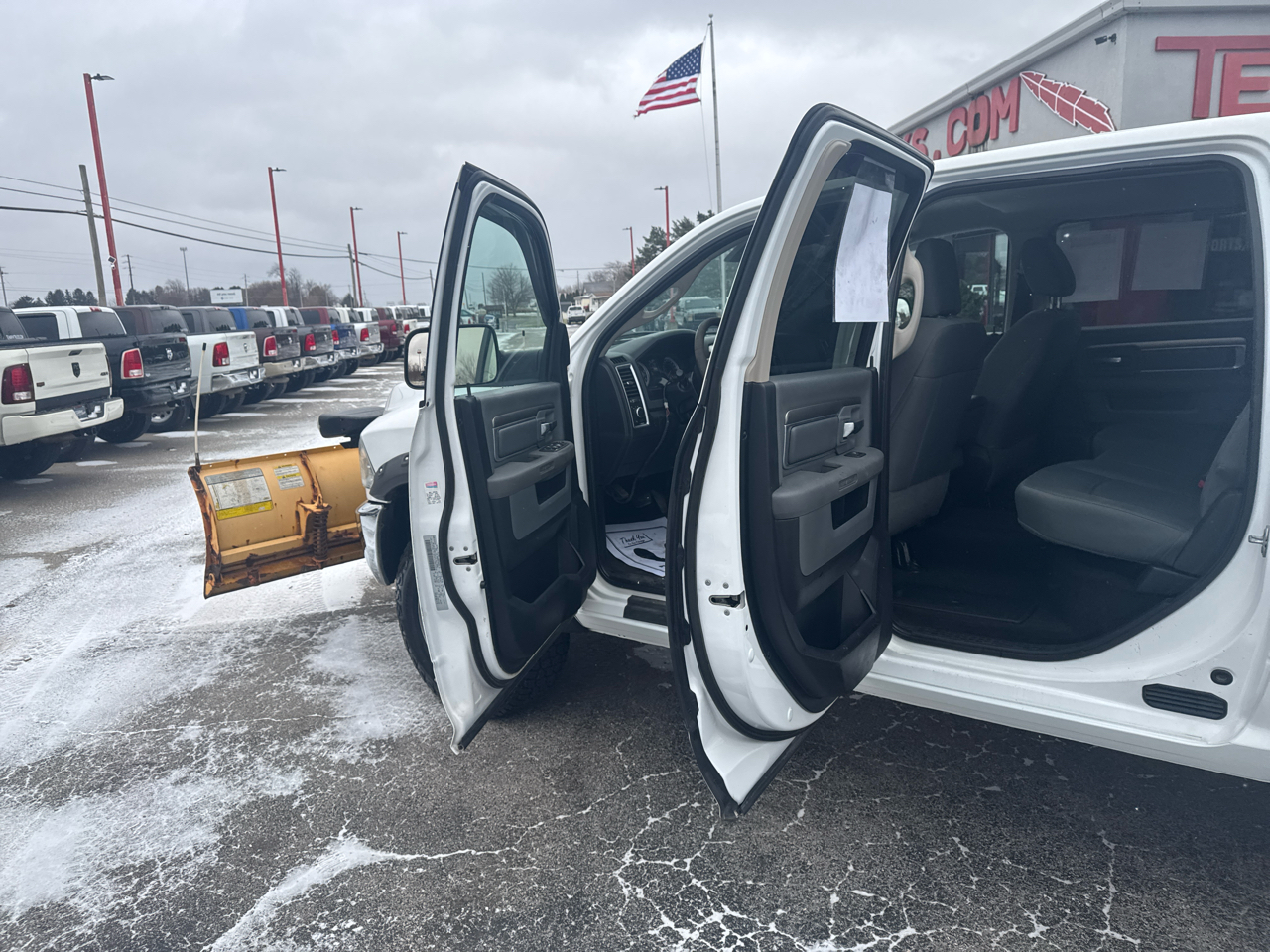 RAM 3500 SLT 4x4 Crew Cab 8' Box 2017