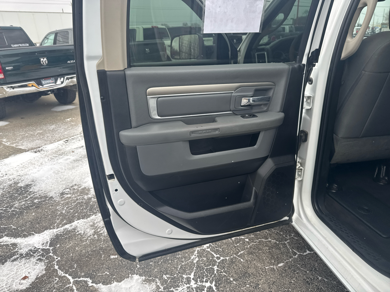 RAM 3500 SLT 4x4 Crew Cab 8' Box 2017