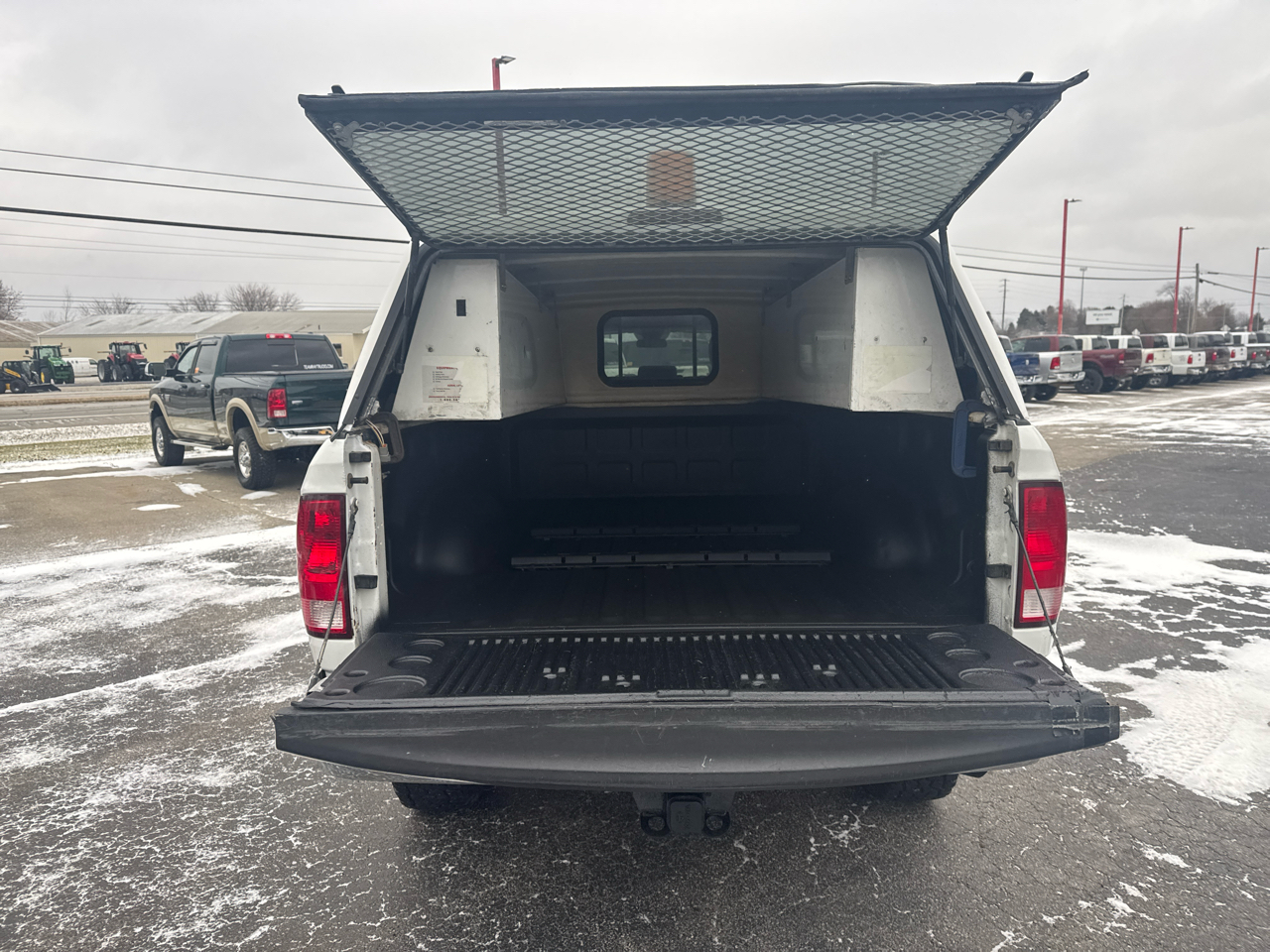 RAM 3500 SLT 4x4 Crew Cab 8' Box 2017