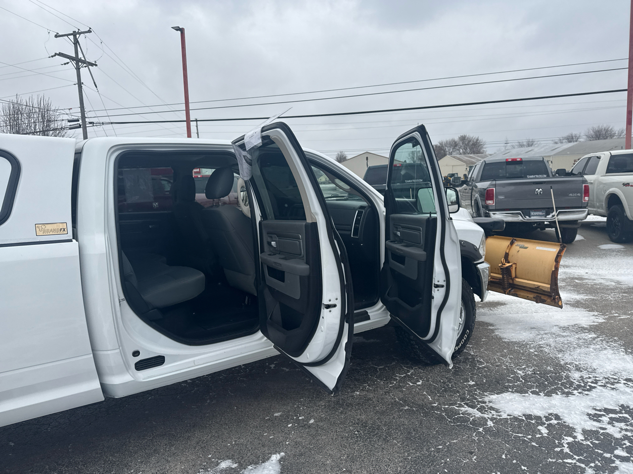 RAM 3500 SLT 4x4 Crew Cab 8' Box 2017