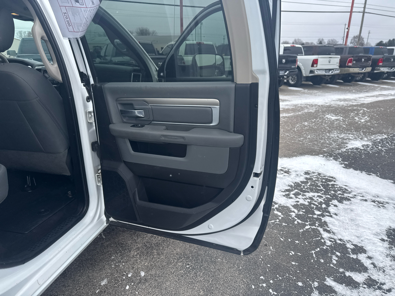 RAM 3500 SLT 4x4 Crew Cab 8' Box 2017