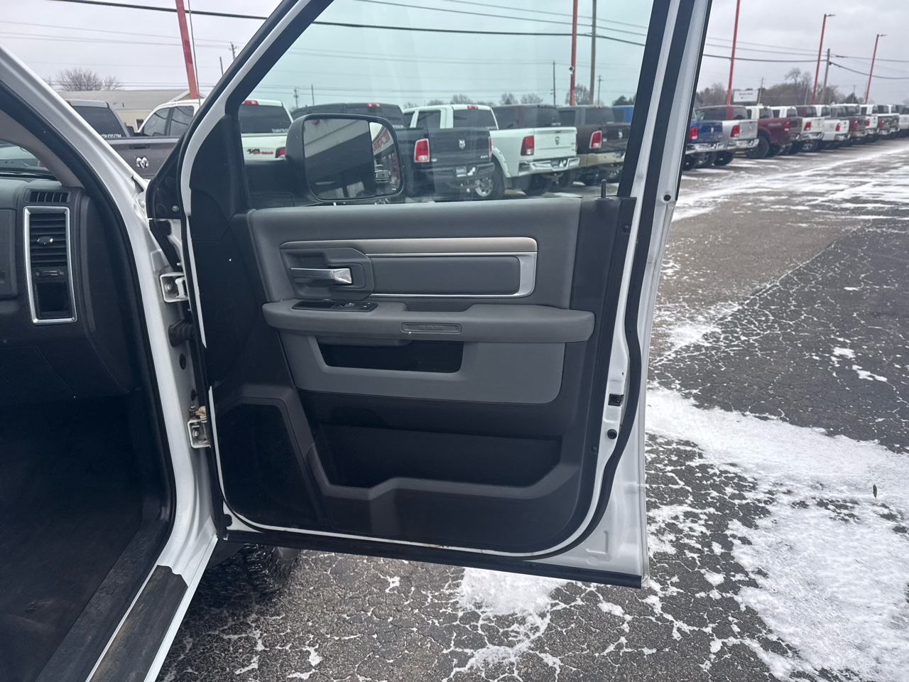 RAM 3500 SLT 4x4 Crew Cab 8' Box 2017