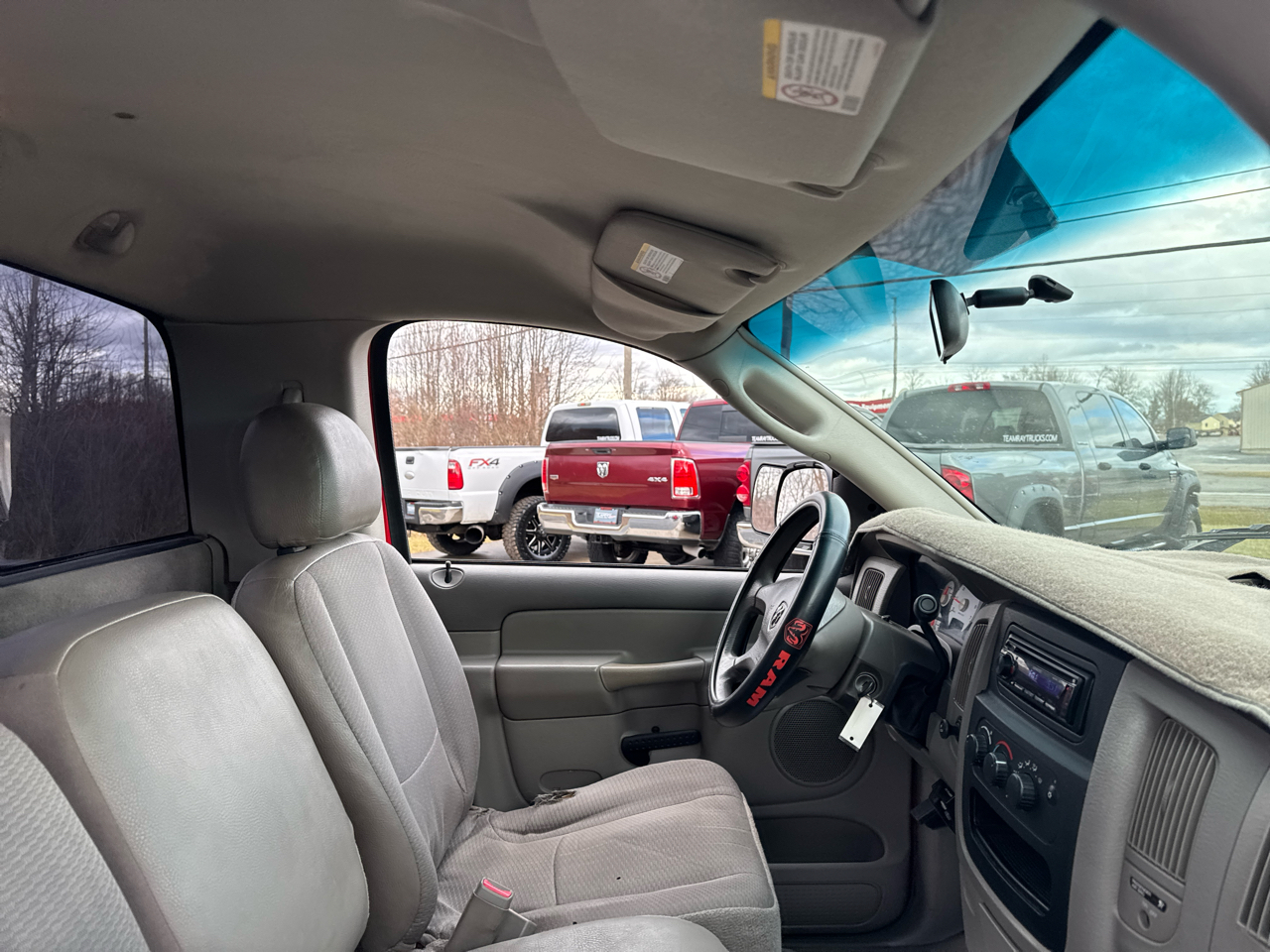 Dodge Ram 1500 2dr Reg Cab 120.5" WB ST 2003