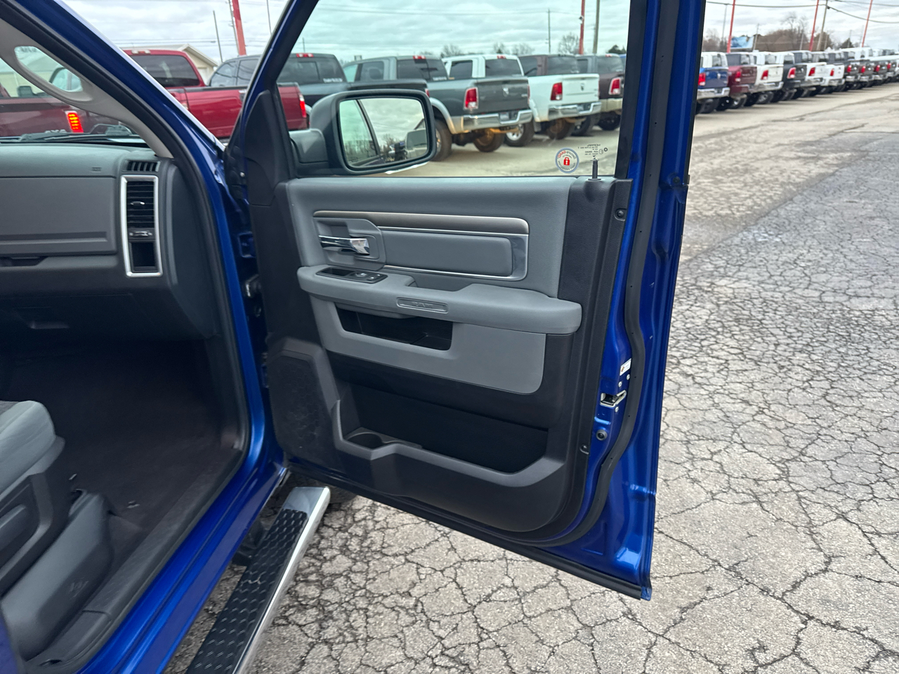 RAM 1500 4WD Quad Cab 140.5" Big Horn 2015