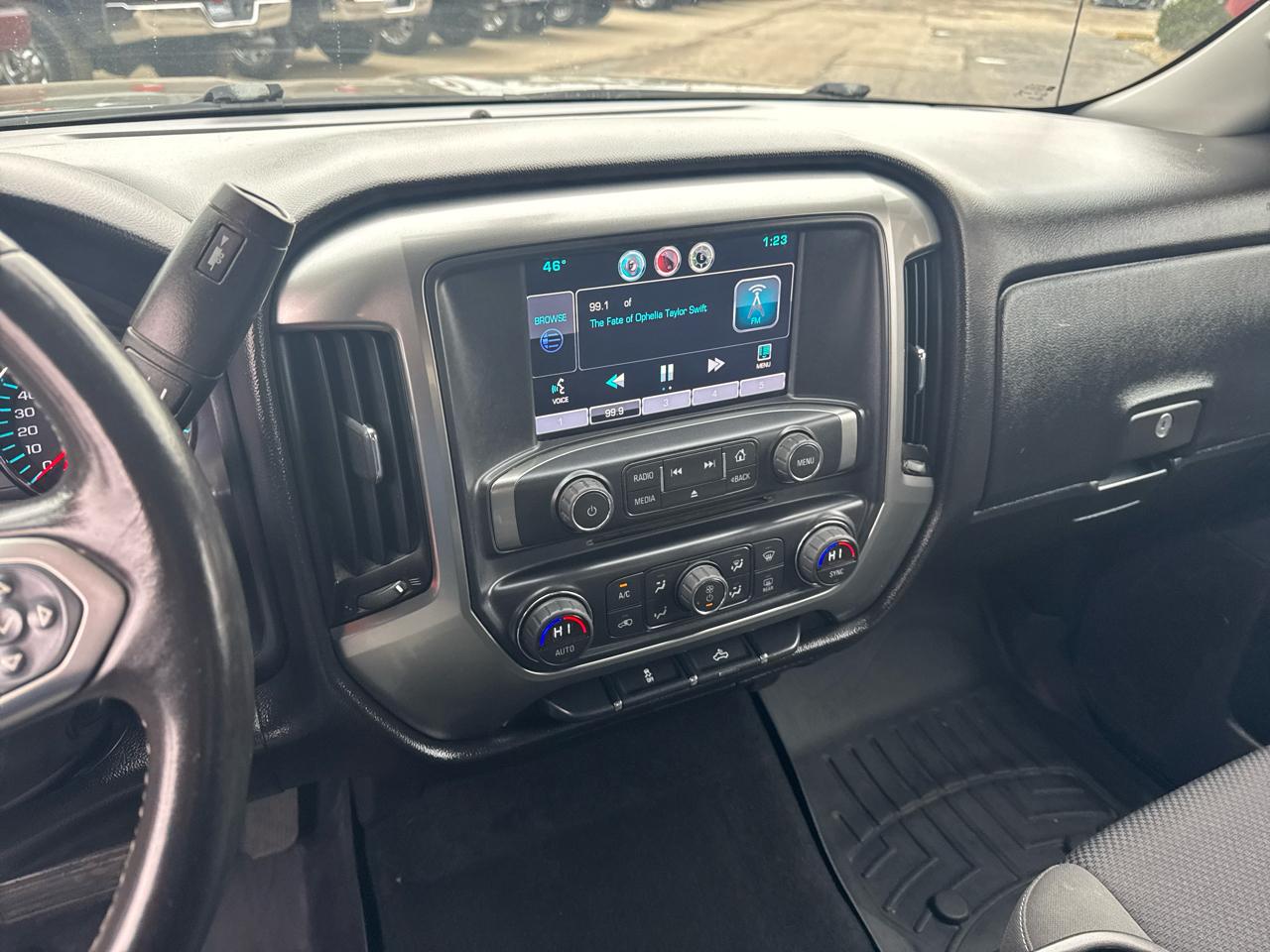 Chevrolet Silverado 1500 4WD Crew Cab 143.5" LT w/1LT 2015