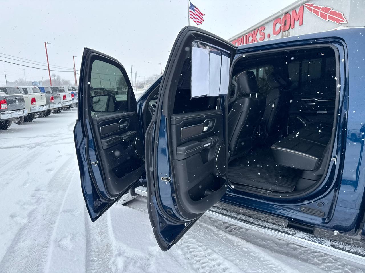 RAM 1500 Laramie 4x4 Crew Cab 5'7" Box 2021