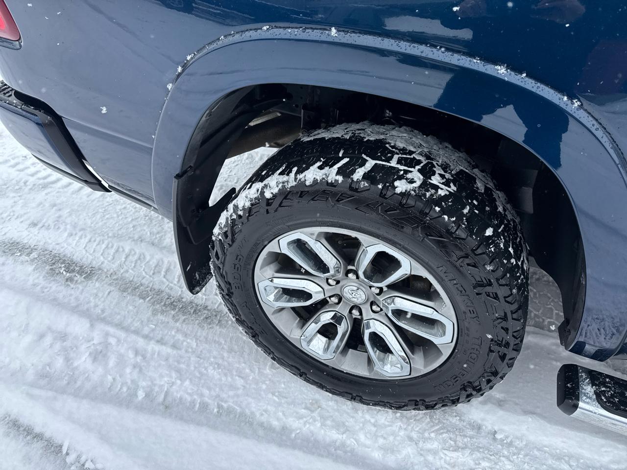 RAM 1500 Laramie 4x4 Crew Cab 5'7" Box 2021