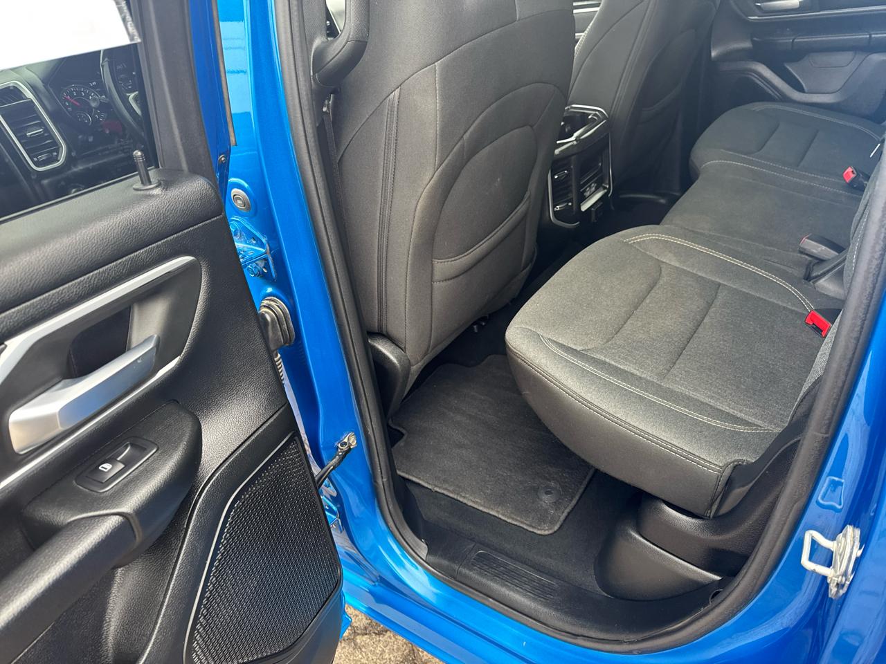 RAM 1500 Big Horn 4x4 Quad Cab 6'4" Box 2021