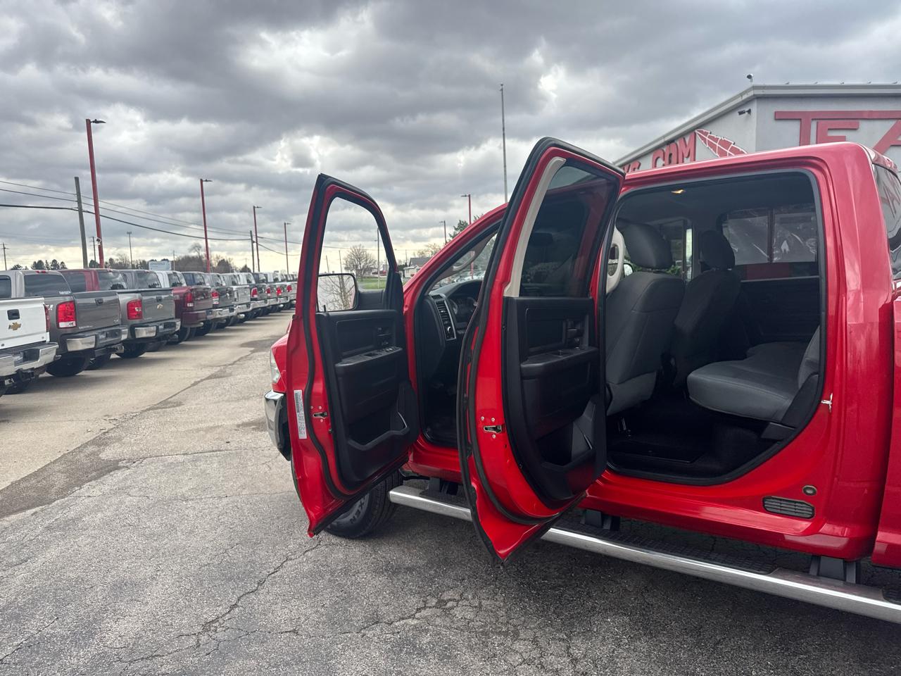 RAM 2500 Tradesman 4x4 Crew Cab 6'4" Box 2017