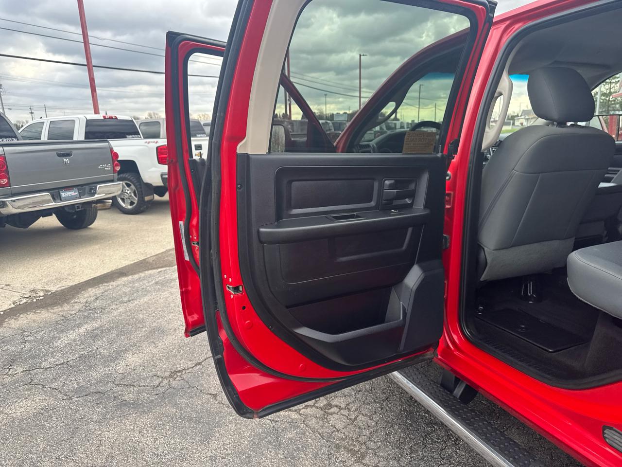 RAM 2500 Tradesman 4x4 Crew Cab 6'4" Box 2017