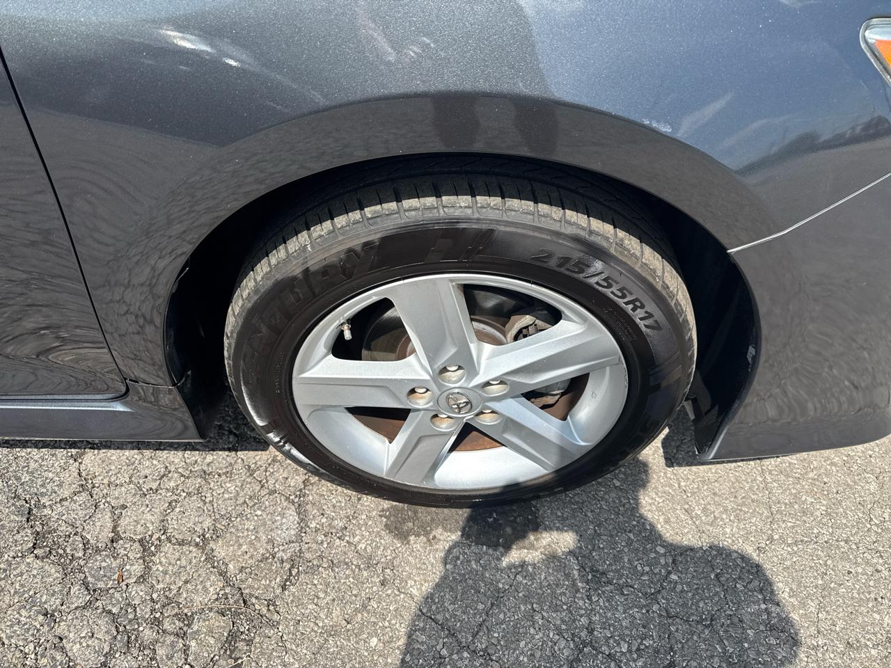 Toyota Camry 4dr Sdn I4 Auto XLE (Natl) 2013