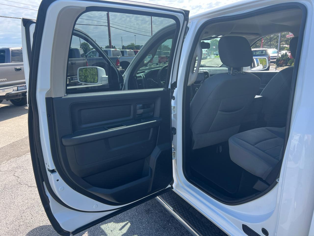 RAM 1500 4WD Crew Cab 140.5" Express 2013