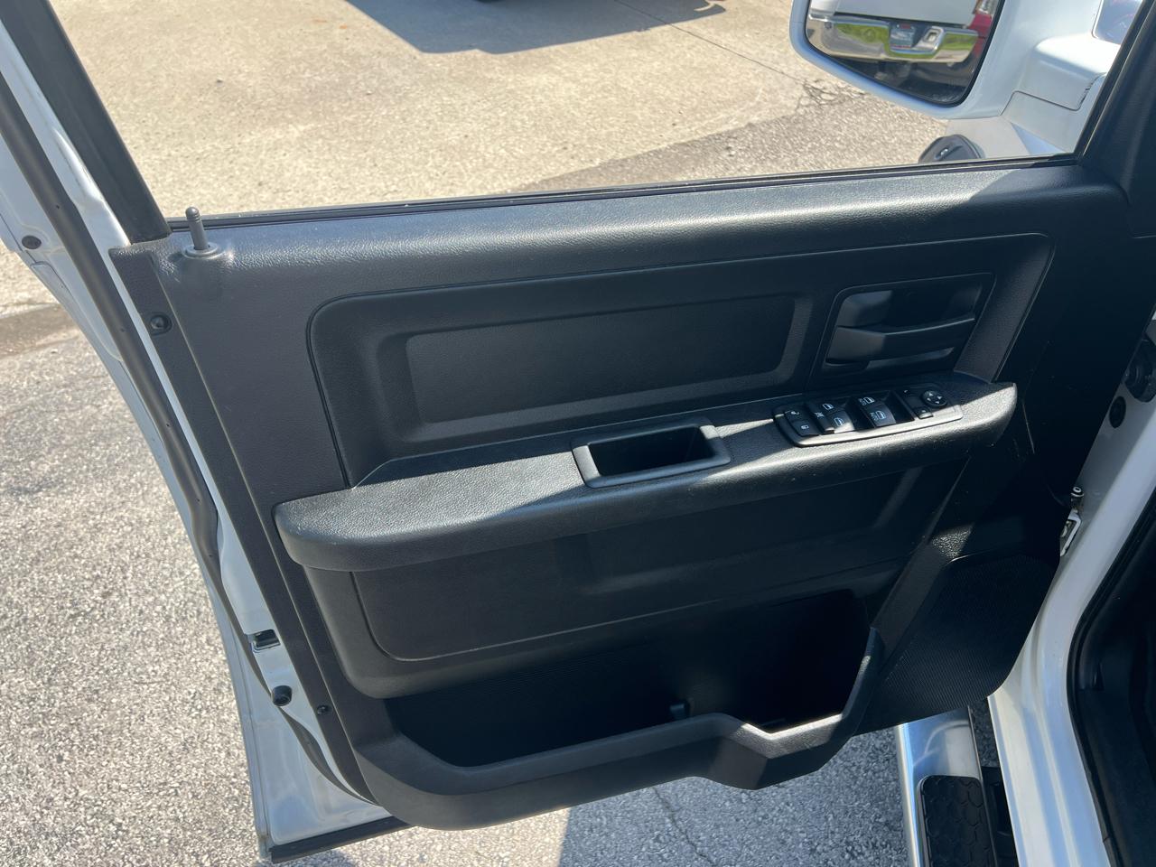 RAM 1500 4WD Crew Cab 140.5" Express 2013