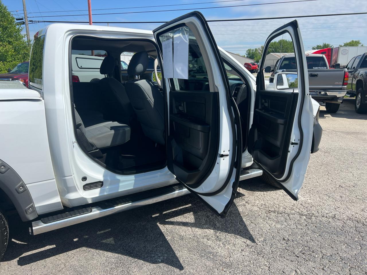 RAM 1500 4WD Crew Cab 140.5" Express 2013