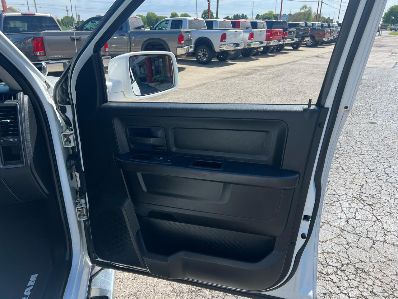 RAM 1500 4WD Crew Cab 140.5" Express 2013