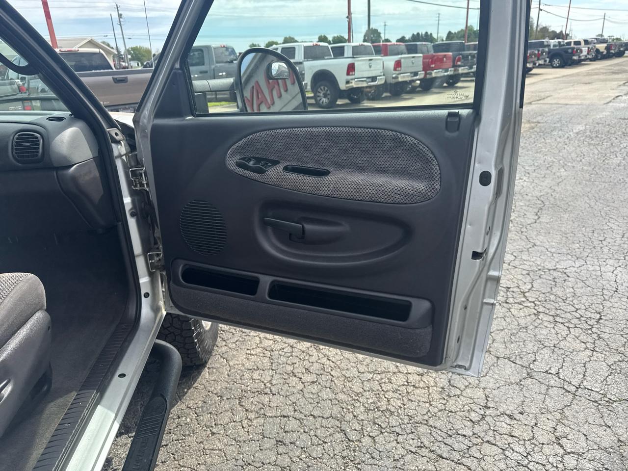 Dodge Ram 2500 4dr Quad Cab 139" WB HD 4WD 2001