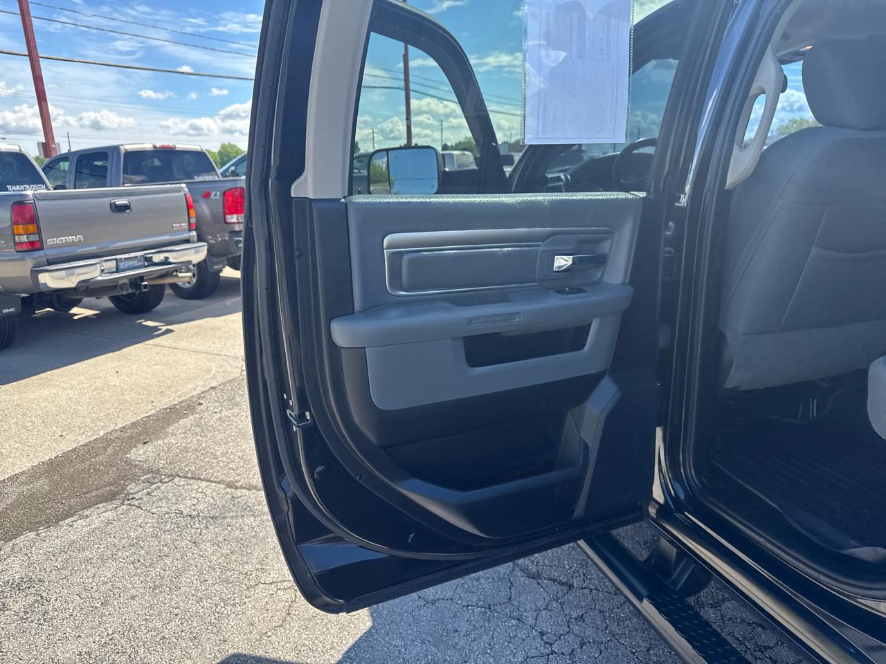 RAM 2500 Big Horn 4x4 Crew Cab 6'4" Box 2017