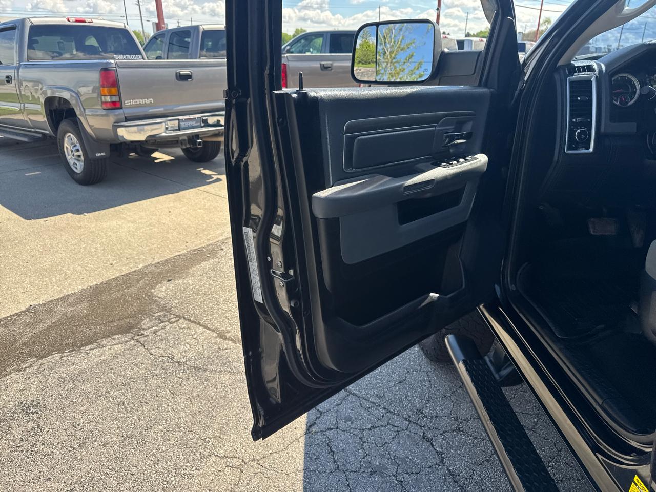 RAM 2500 Big Horn 4x4 Crew Cab 6'4" Box 2017