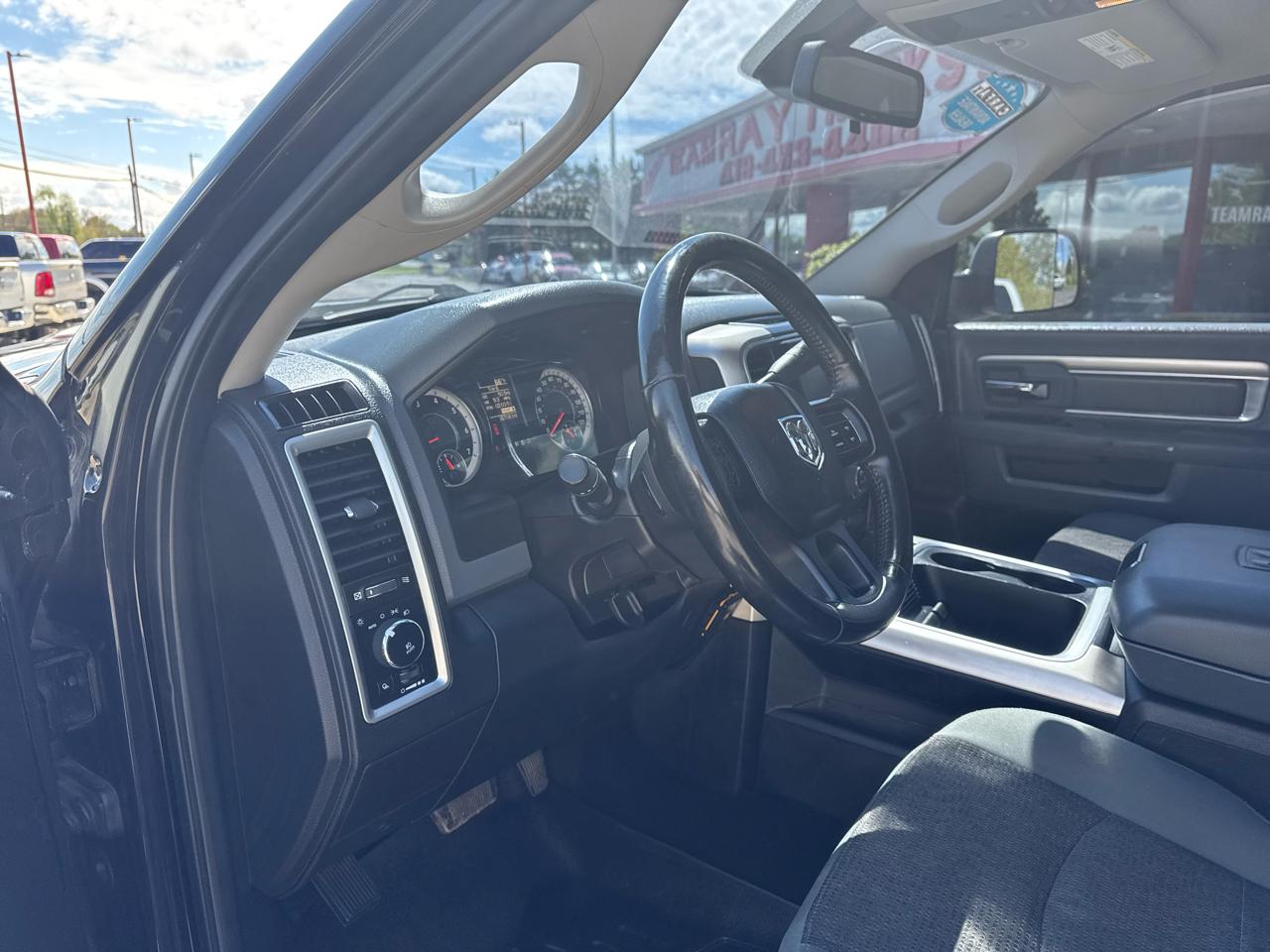 RAM 2500 Big Horn 4x4 Crew Cab 6'4" Box 2017