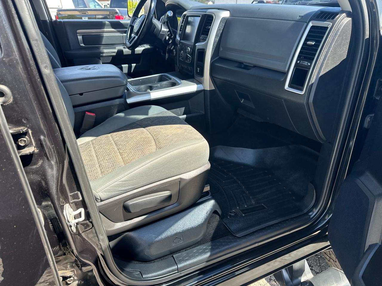RAM 2500 Big Horn 4x4 Crew Cab 6'4" Box 2017