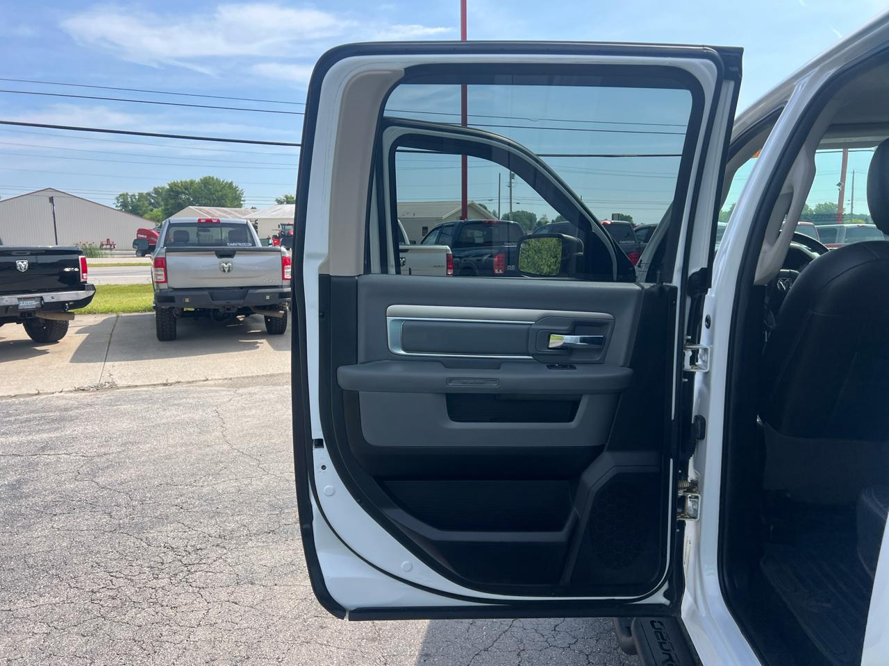 RAM 1500 4WD Crew Cab 140.5" Outdoorsman 2014