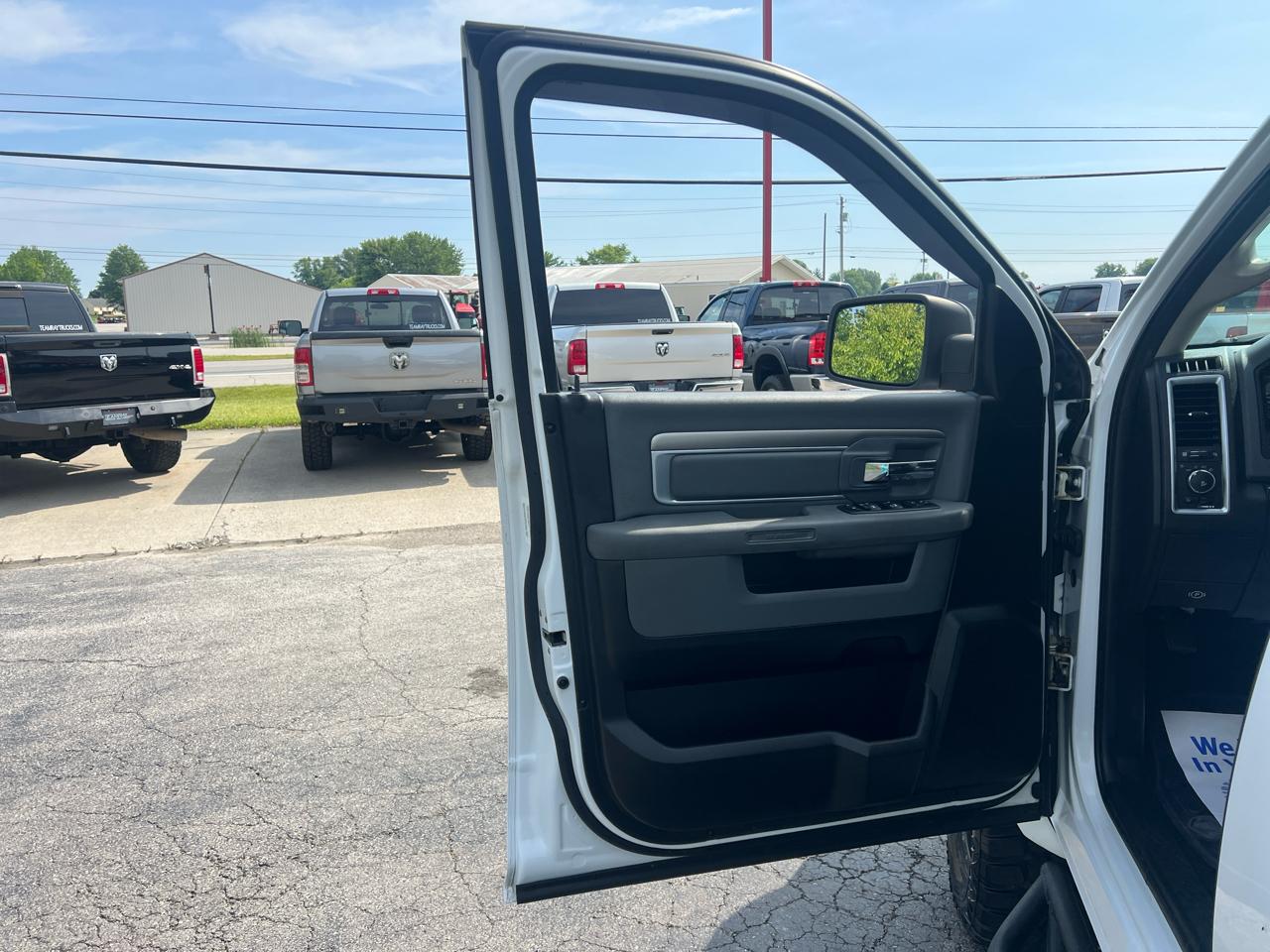 RAM 1500 4WD Crew Cab 140.5" Outdoorsman 2014