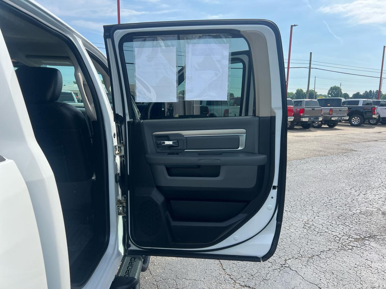 RAM 1500 4WD Crew Cab 140.5" Outdoorsman 2014