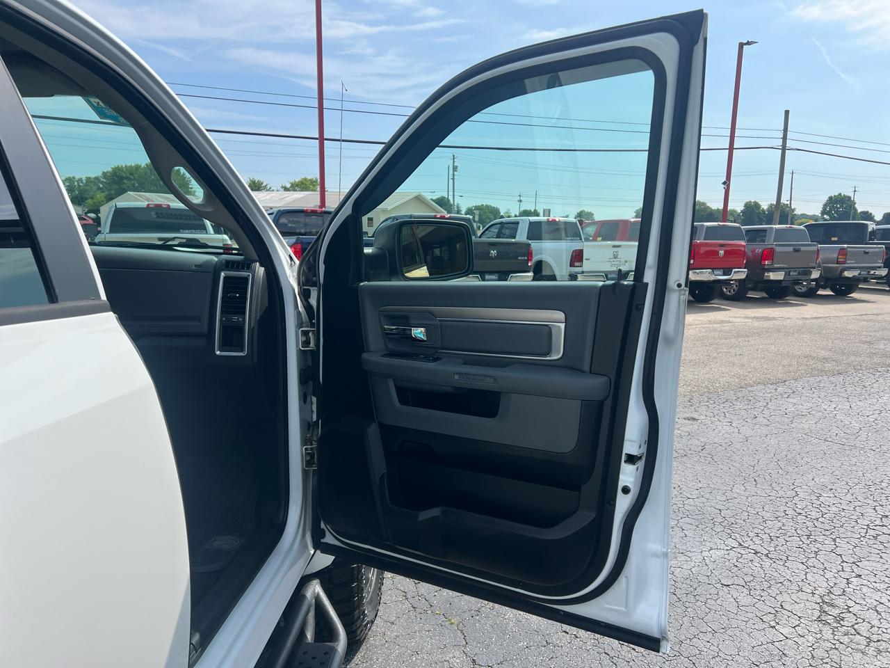 RAM 1500 4WD Crew Cab 140.5" Outdoorsman 2014
