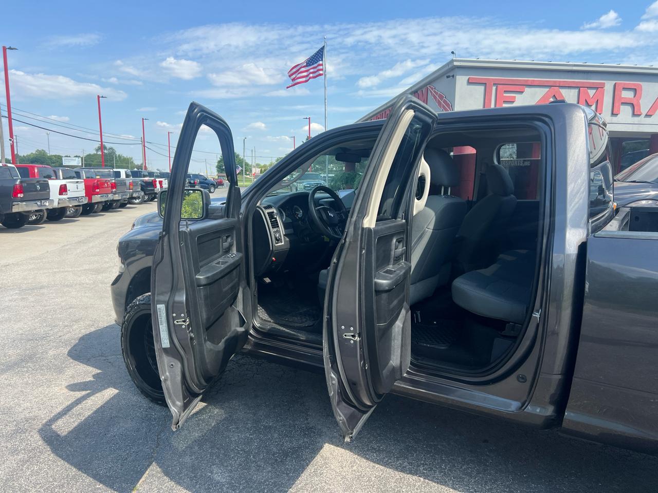 RAM 1500 Express 4x4 Quad Cab 6'4" Box 2018