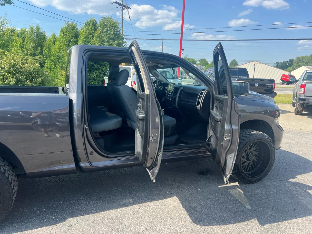 RAM 1500 Express 4x4 Quad Cab 6'4" Box 2018